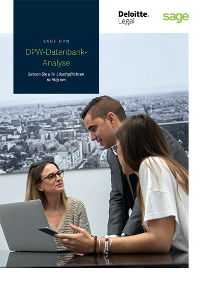 Drei Personen sitzen in einem Büro und diskutieren an einem Tisch mit einem Laptop. Das Bild enthält Text über DPW-Datenbank-Analyse und Logos von Deloitte und Sage. Im Hintergrund ist eine Stadtlandschaft zu sehen.