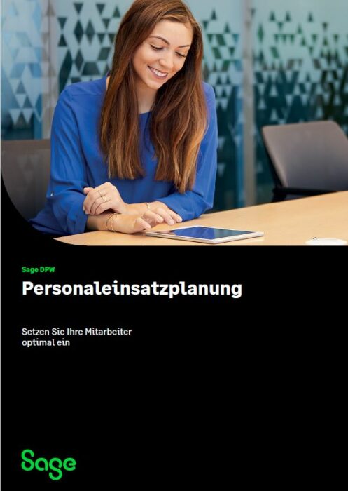 Eine Frau sitzt an einem Schreibtisch und benutzt ein Tablet. Im Hintergrund ist eine Milchglaswand mit geometrischen Mustern zu sehen. Der Text auf dem Bild lautet „Personaleinsatzplanung“ mit einer Unterüberschrift über die Optimierung des Personaleinsatzes und Sage-Branding.