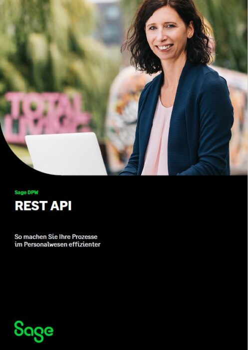 Eine Person mit schulterlangem dunklem Haar lächelt, während sie im Freien einen Laptop benutzt. Dahinter ist ein unscharfer Hintergrund mit dem Text TOTAL zu sehen. Der grüne Titel lautet REST API und der Text darunter ist auf Deutsch und fördert die Effizienz von HR-Prozessen.
